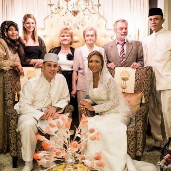 Esküvői családi fotónk balról jobbra: anyósom, húgom, anyu, keresztanyám, keresztapám, feleségem nevelő apja